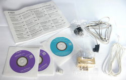 Zubehör: "Handbuch für Starter", Treiber- und Manual-CDs, diverse Kabel und Stecker