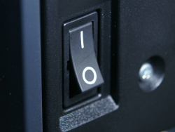 Netzschalter: Trennt den Drucker komplett vom Netz - somit verbraucht der Drucker keinen Strom, wenn er ausgeschaltet ist.