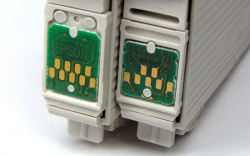 Links: Chip der T071x-, rechts Chip der T130x-Patrone.