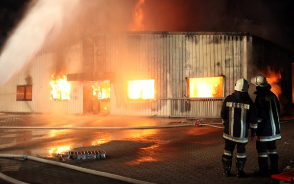 Großbrand: Die Feuerwehr löscht den Brand der Lagerhalle in Hilpoltstein.