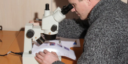 Qualitätstest: Im Druckerchannel-Testlabor kommt ein Mikroskop zum Einsatz.