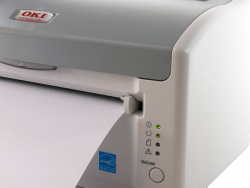 Oki B2400n: Bedienfeld mit vier LED und einem Button, daneben das Mehrzweckfach.