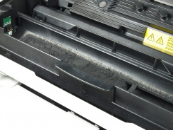 Oki B2400n: Loser Toner auf der Entwicklereinheit.