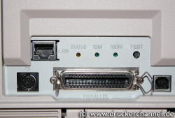 Schnittstellen: USB, Parallel und Netzwerk. Links unten die Schnittstelle zur zweiten, optionalen Papierkassette.