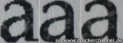 Textdruck: Sehr gute Qualität. Nur unterm Mikroskop werden Flecken in den Buchstaben sichtbar.