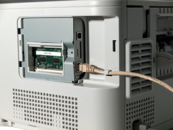 Schnittstellen: USB oben, Netzwerk unten, links im Bild der RAM-Steckplatz (grün).