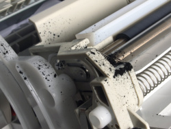 Tonerstaub im Druckerinneren: Staubsauger mit Feinstaubfilter verwenden.