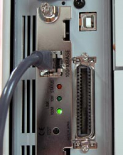 Schnittstellen: USB, Parallel und
Ethernet sind integriert.