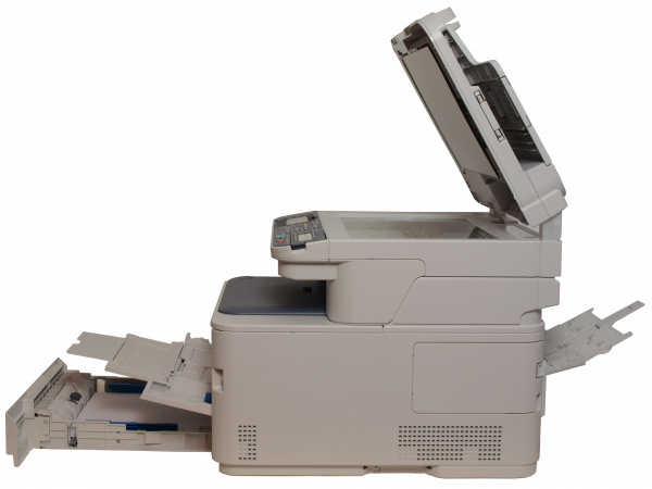 Oki MC562dnw: Papier und Toner tauscht man wie beim Kyocera-Modell aus.