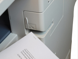 Positiv: Das Oki-Gerät besitzt für größere Unterlagenstapel einen eingebauten Hefter.