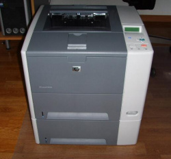 Der HP LaserJet P3005d mit optionaler Papierkassette.