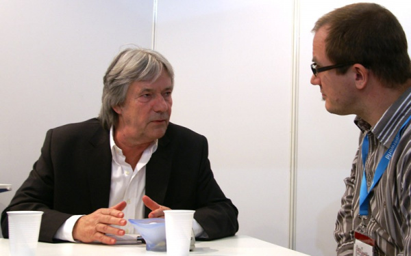 Peter Horn: Florian Heise von Druckerchannel (rechts) spricht mit dem Chef der Horn GmbH und der Inktec Deutschland GmbH (links).