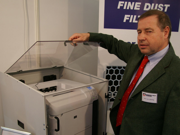 Feinstaubfilter:  Horst von Ludowig zeigt eine Druckerbox, die mit Feinstaubfiltern ausgestattet ist.