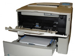 2 Möglichkeiten, Papier zuzuführen: 500 Blatt Papierkassette + 100 Blatt Mehrzweckzufuhr