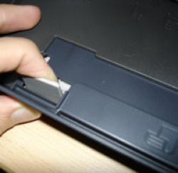 Damit die Papierkassette Papier mit einer Länge von mehr als 20cm, also beispielsweise DIN A4, aufnehmen kann, muss man sie zunächst ausziehen.