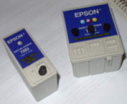 Die Tintenpatronen des Epson Stylus Color 900 - recht geräumig und unglaublich leicht nachzufüllen.