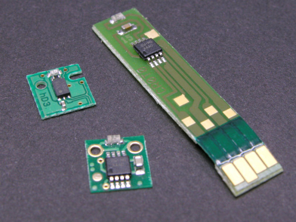 Original versus Nachbau: Links oben die Canon-Platine mit Chip und LED. Links unten der Pearl-Chip mit LED. Rechts der Nachbau von Pelikan mit Kontaktfläche, Chip und LED.