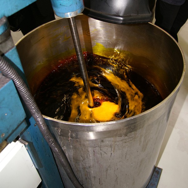 Tintenherstellung: In großen Behältern rührt Pelikan die Zutaten zusammen.