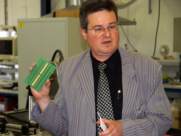 Joachim Kretschmer: Manager Group R&D zeigt die Fertigung der Chips für CLI-8- und PGI-5-Tintenpatronen.