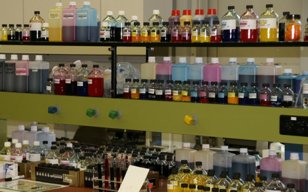 Tintenrezepturen: Im Labor stehen unzählige Behälter mit Tinten.