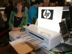 HP Photosmart B8550: Frau Marstaller von HP zeigt das A3-Modell mit neuen Nr.-364-Patronen.