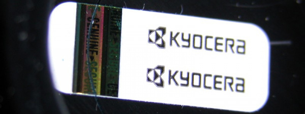 Kyocera schützt sich: Ein Hologramm-Aufkleber befindet sich direkt auf der Tonerkartusche.