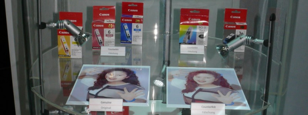 Original und Fälschung: Auf der Photokina zeigt Canon die Unterschiede.