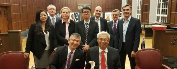 Lizenzvertrag: Arnald Ho (CEO Print-Rite, vorne links) und Loo Hooi Keat (CEO Pelikan AG, vorne rechts) unterschrieben die Verträge zum ersten Juli.