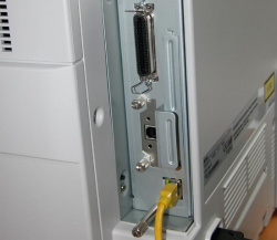 Schnittstellen: Parallel, USB 2.0 und Ethernet beim DN-Modell serienmäßig.