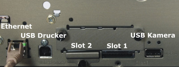 Anschlüsse: Ethernet, USB für Drucker, zwei Slots für optionale Komponenten, USB für Kamera.