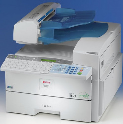 Ricoh FAX4420NF: Das Faxgerät von Ricoh kann auch drucken und scannen.