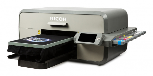 Textildirektdrucker: Ricoh RI 6000 mit 7 Zoll Touchscreen.