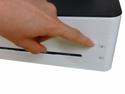 Ricoh SP 150 SU: Simple Bedienung - der obere Button bedient den Scanner/Kopierer, der untere schaltet den Drucker an und aus.