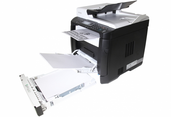 Papierkassetten: Die Schublade nimmt 250 Blatt auf - in den manuellen Einzug passen nochmals 50 Blatt.