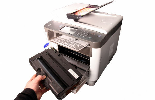 Toner: Im Drucker steckt eine Tonerpatrone, die auch die Bildtrommel enthält. Sie ist also das einzige Verbrauchsmaterial.
