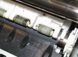 Bei einigen Epson-Geräten fabrizieren dieses Papierrollen nach einigen Jahren gerne Schmierflecken aus Tinte, die durch Dreckablagerungen am Druckkopf auf die Rollen übertragen wurde, auf dem Papier.