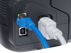 Schnittstellen beim CLP-325W: Oben Netzwerk, unten USB.
