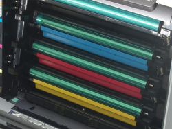 Tonerkartuschen: Mit Bildtrommeln auf der Vorderseite.