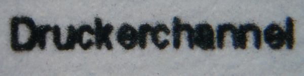 2-Punkt-Schrift: Die etwa 0,5 Millimeter hohe Schrift kann der CLP-620ND noch ausreichend genau wiedergeben.