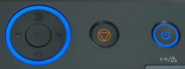 Energiesparmodus: Eine Sekunde drücken (ganz rechts), dann leuchtet der Button blau.