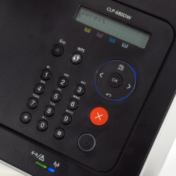 Bedienfeld: Mit Ziffernblock.