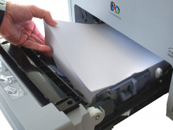Papier einlegen: 500 Blatt passen in die Kassette.