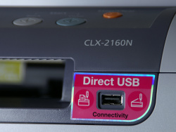 Für USB-Sticks: Darüber lassen sich Bilder direkt drucken oder auf Speicherkarte scannen.