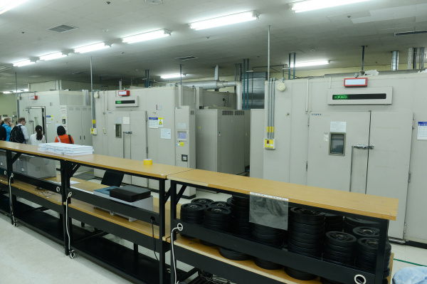 Umgebungssimulation: Hinter diesen Kammern werden Drucker auf deren Nutzung bei hohen Temperaturen getestet.