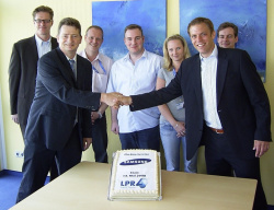 Beschluss der Zusammenarbeit: Ulrich Zaiser, Samsung (zweiter von links) und Stephan Busse, LPR (rechts).