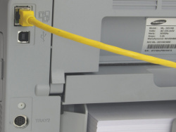 Schnittstellen (von oben): Netzwerk, USB, Anschluss 2. Papierfach.