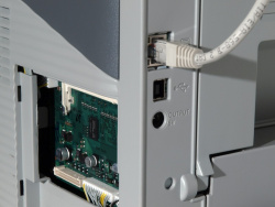 Verbindungen: Oben Ethernet, Mitte USB, unten Buchse für optionale Kassette.