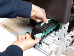 Nacheinander: Erst nachdem der Toner aus der Maschine entfernt ist, lässt sich die Bildtrommel tauschen.