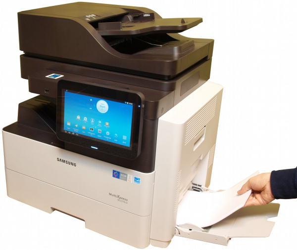 Für Spezialpapier: Für die Verwendung des Mehrzweckmagazins sollte man beim Aufstellen des Gerätes für ausreichend Platz auf der rechten Seite sorgen.