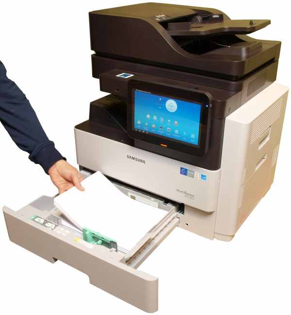 Platz satt: Mit einem Fassungsvermögen von 520 Blatt kann der Anwender immer ein ganzes Papierpaket in die Maschine legen.